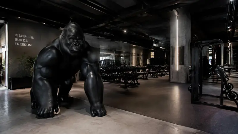 Spor salonunda özel üretim fiberglass maskot heykel